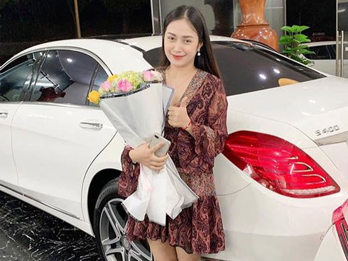 Chồng nhà người ta giữ lời hứa năm xưa, mua xế xịn cho vợ khỏi nắng mưa khiến hội chị em xuýt xoa ghen tị