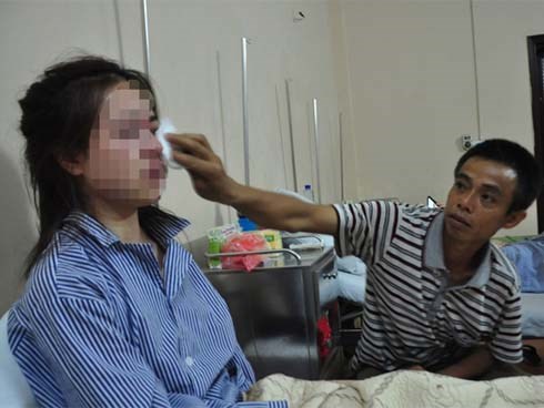 Nghe tin con gái rạch mặt người khác, mẹ ngã gục tại bệnh viện
