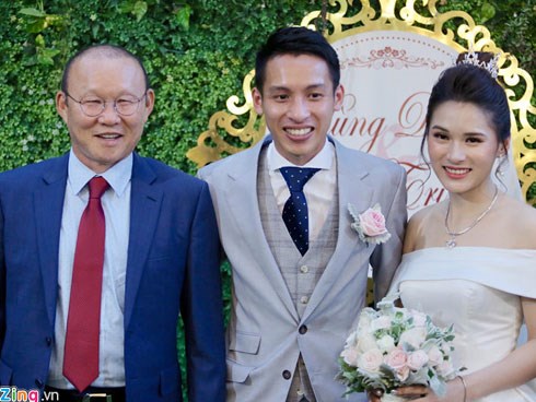 Thầy Park 'bí mật' mừng cưới Đỗ Hùng Dũng