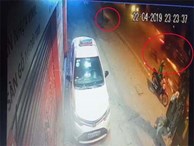 Clip: Cận cảnh ô tô 'điên' tông chết nữ lao công ở đường Láng