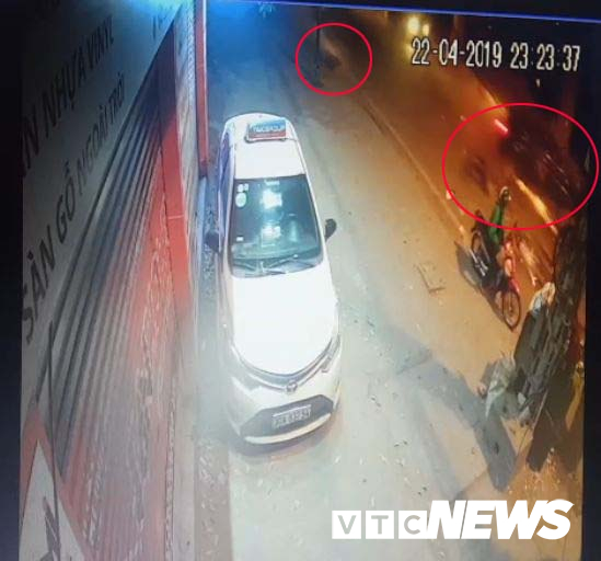 Clip: Cận cảnh ô tô điên tông chết nữ lao công ở đường Láng-1