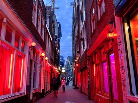 Phố đèn đỏ Amsterdam trước nguy cơ đóng cửa