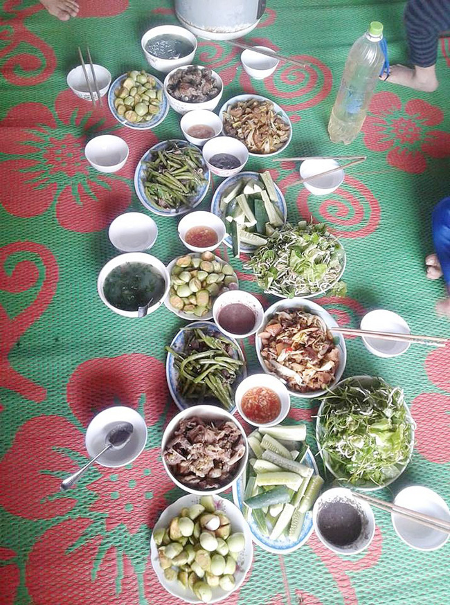 Mẹ chồng đưa 500 nghìn bảo làm 2 mâm cỗ, nàng dâu hoảng hốt cầu cứu chị em, được bày hẳn mâm 10 món 300 nghìn-3