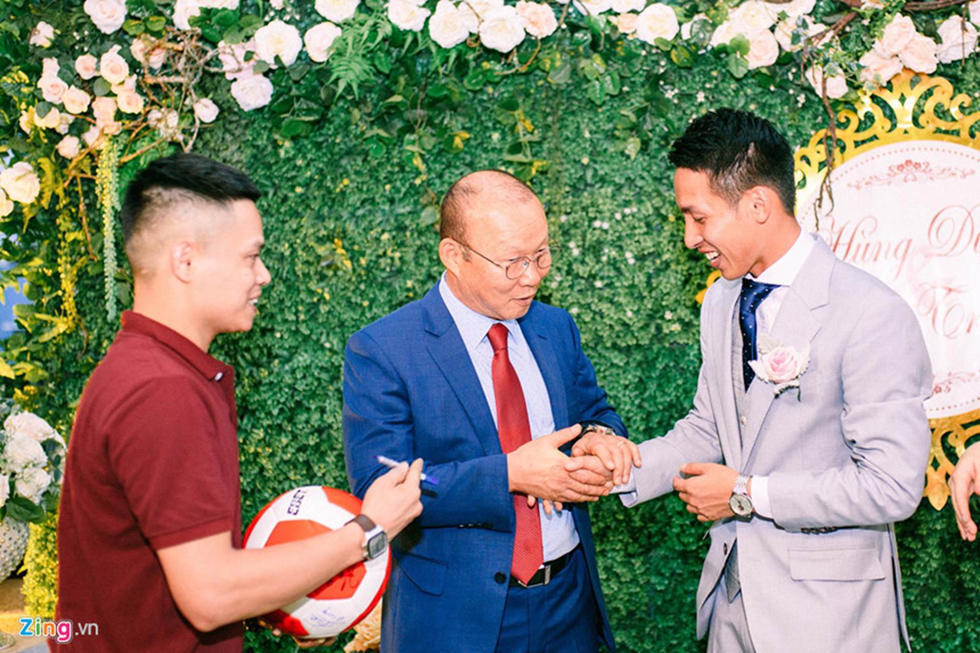 Thầy Park được 2 nhân viên bảo vệ theo sát tại lễ cưới Đỗ Hùng Dũng-3