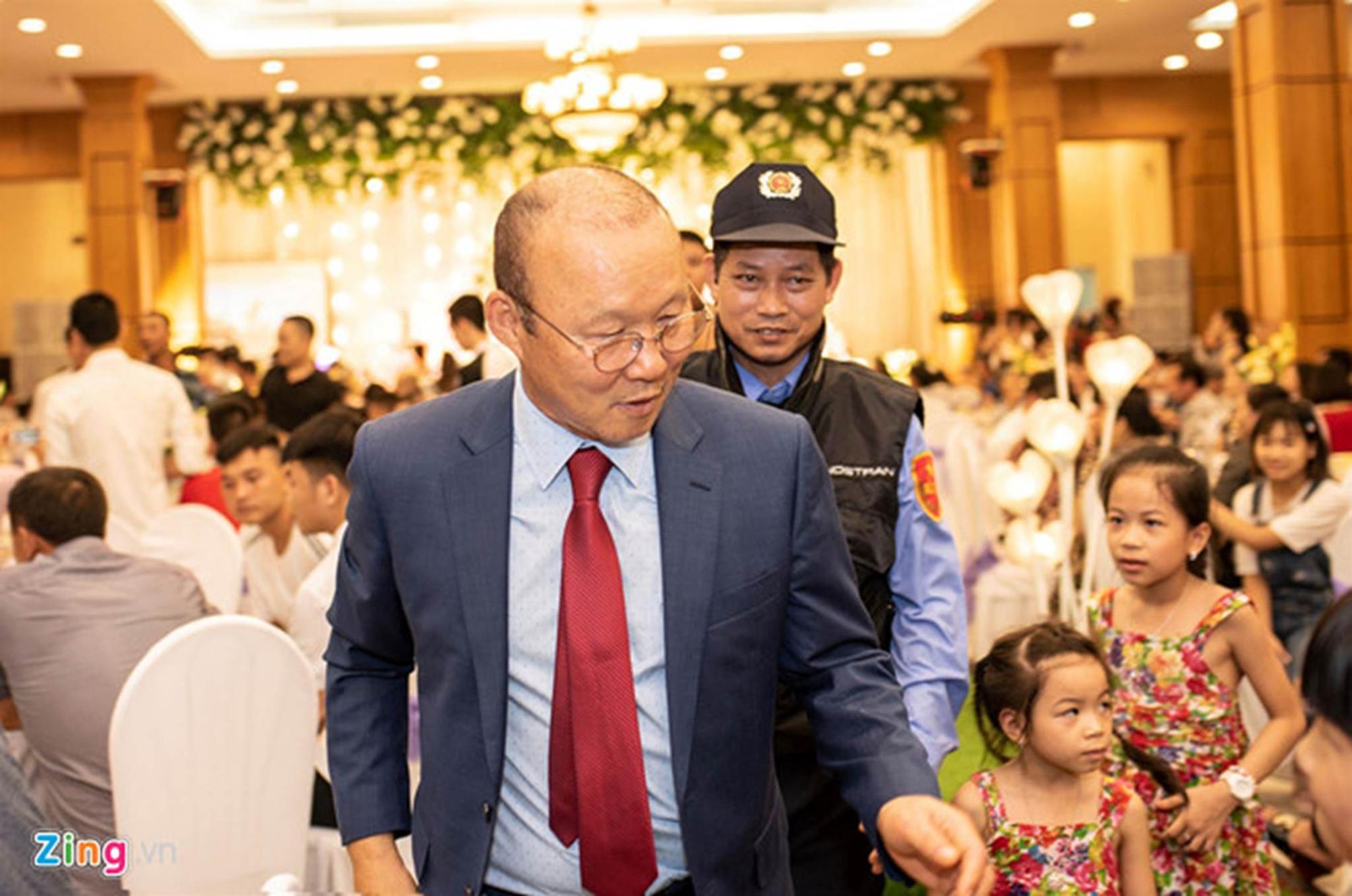 Thầy Park được 2 nhân viên bảo vệ theo sát tại lễ cưới Đỗ Hùng Dũng-5