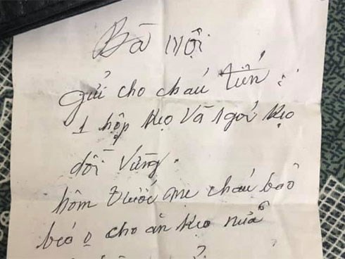Mở giấy nhắn của bà để cùng gói quà, 31 từ trong đó khiến chàng trai muốn chạy về nhà