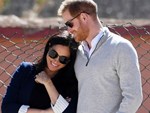 Meghan có thể đang sinh con đầu lòng, người hâm mộ nín thở chờ đợi khi xe cứu thương xuất hiện bên ngoài nhà của vợ chồng Hoàng tử Harry-3