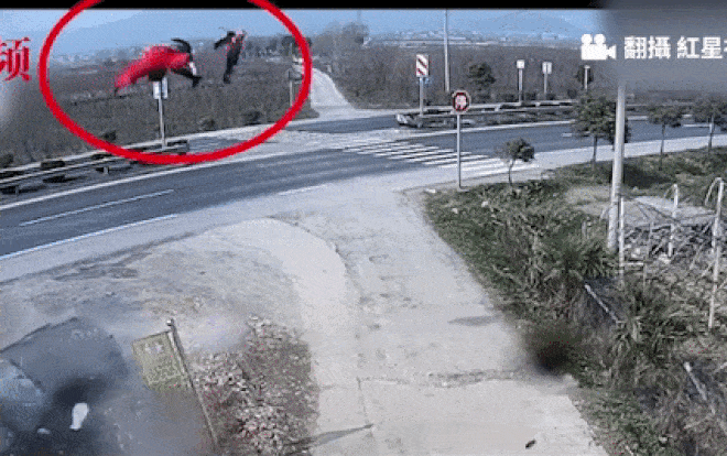 Kinh hoàng khoảnh khắc mẹ và đứa con 1 tuổi văng ra khỏi ô tô, bay lên không trung cách xa hơn 10m-1