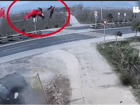 Kinh hoàng khoảnh khắc mẹ và đứa con 1 tuổi văng ra khỏi ô tô, bay lên không trung cách xa hơn 10m-2