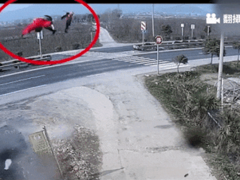 Kinh hoàng khoảnh khắc mẹ và đứa con 1 tuổi văng ra khỏi ô tô, bay lên không trung cách xa hơn 10m