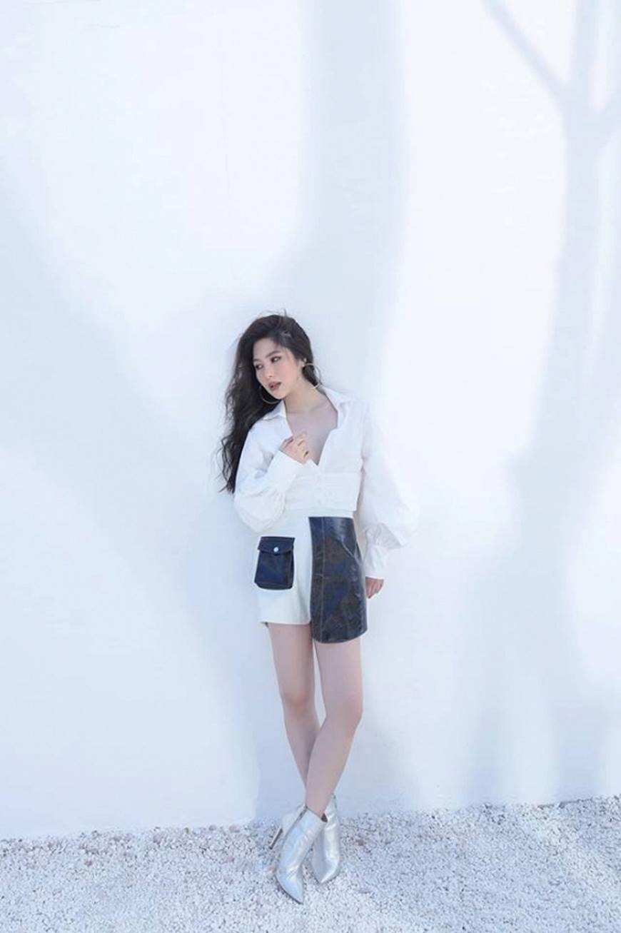Dù chiều cao khiêm tốn, Hương Tràm vẫn tự tin diện quần ngắn khoe đôi chân gợi cảm-2