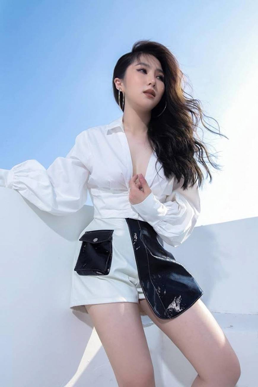 Dù chiều cao khiêm tốn, Hương Tràm vẫn tự tin diện quần ngắn khoe đôi chân gợi cảm-6