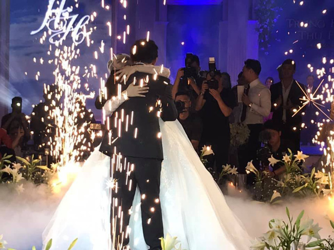 Toàn cảnh tiệc cưới kiểu một lần chơi lớn của NSND Trung Hiếu, biến đám cưới thành Đại hội Hội Nghệ sĩ sân khấu Việt Nam-24