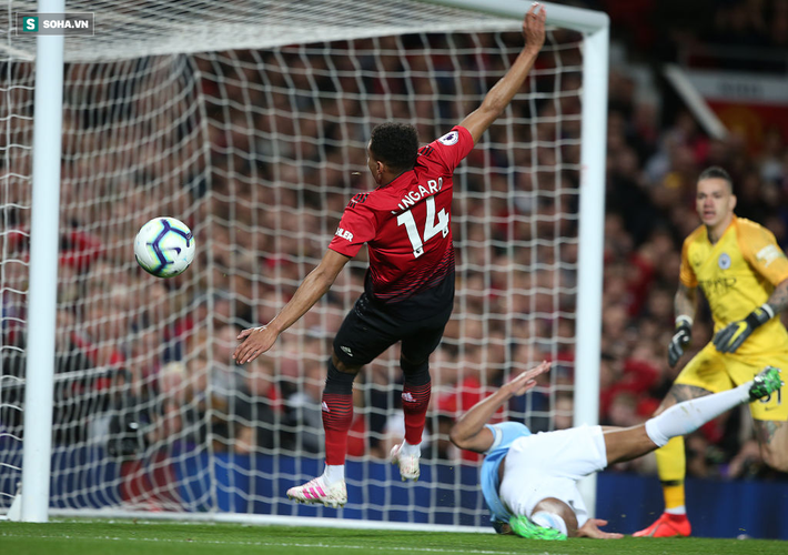 Chú quỷ nhỏ của Sir Alex lắc đầu, Man United hai tay dâng chức vô địch cho Man City-4