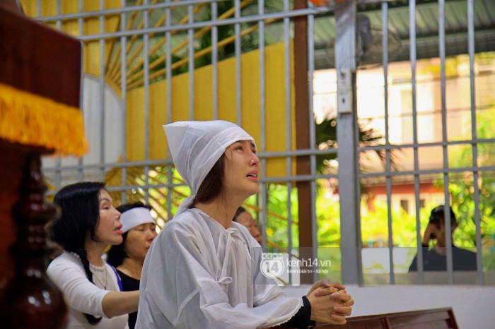 Diễm My 9x thất thần, nghẹn ngào bật khóc trước giờ tiễn biệt mẹ về nơi an nghỉ-14