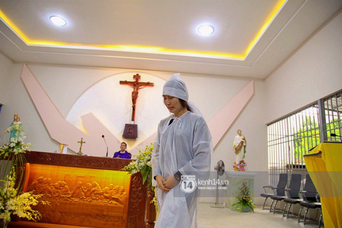 Diễm My 9x thất thần, nghẹn ngào bật khóc trước giờ tiễn biệt mẹ về nơi an nghỉ-13