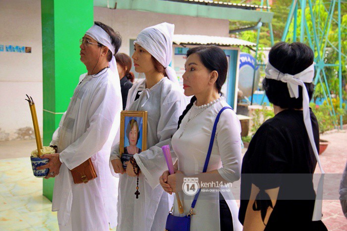 Diễm My 9x thất thần, nghẹn ngào bật khóc trước giờ tiễn biệt mẹ về nơi an nghỉ-8