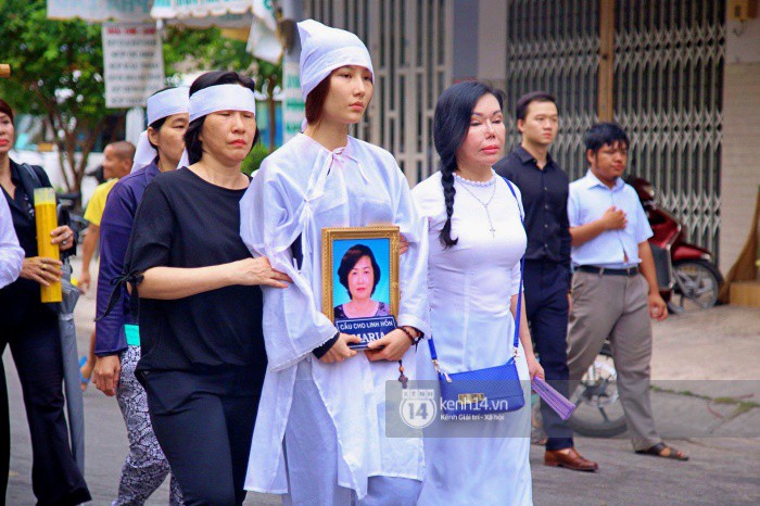 Diễm My 9x thất thần, nghẹn ngào bật khóc trước giờ tiễn biệt mẹ về nơi an nghỉ-2