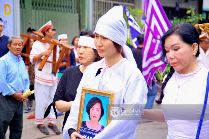 Diễm My 9x thất thần, nghẹn ngào bật khóc trước giờ tiễn biệt mẹ về nơi an nghỉ-3