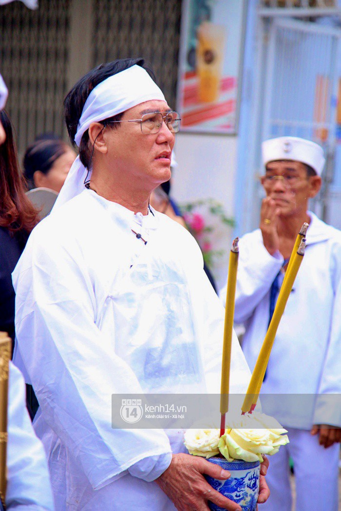 Diễm My 9x thất thần, nghẹn ngào bật khóc trước giờ tiễn biệt mẹ về nơi an nghỉ-7