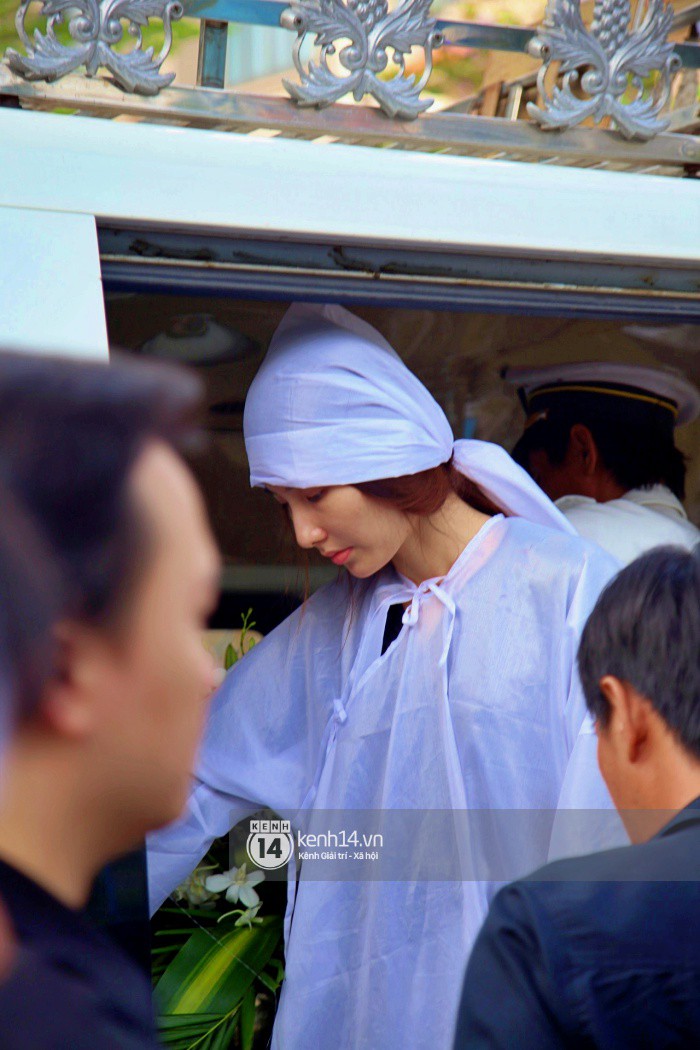 Diễm My 9x thất thần, nghẹn ngào bật khóc trước giờ tiễn biệt mẹ về nơi an nghỉ-18