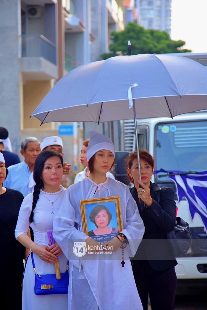Diễm My 9x thất thần, nghẹn ngào bật khóc trước giờ tiễn biệt mẹ về nơi an nghỉ-21
