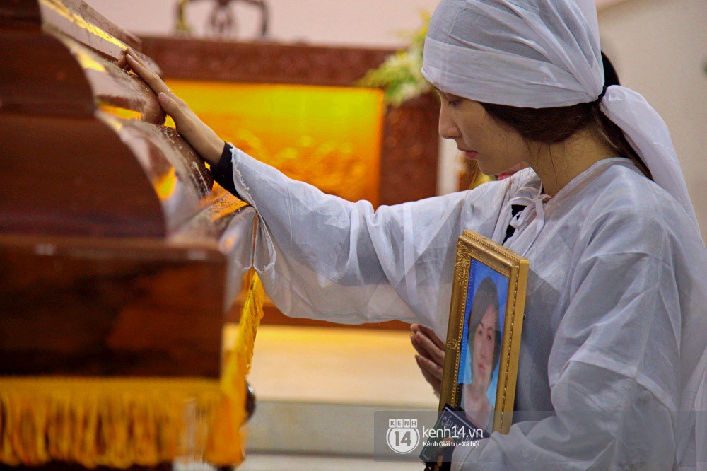 Diễm My 9x thất thần, nghẹn ngào bật khóc trước giờ tiễn biệt mẹ về nơi an nghỉ-16