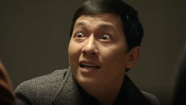 Mê cung tập 2: Anh Cảnh” Doãn Quốc Đam xuất hiện, vẽ mắt, đánh phấn rồi... tốc váy cô gái trẻ giữa đám đông-4