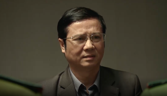 Mê cung tập 2: Anh Cảnh” Doãn Quốc Đam xuất hiện, vẽ mắt, đánh phấn rồi... tốc váy cô gái trẻ giữa đám đông-5