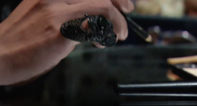 Mê cung tập 2: Anh Cảnh” Doãn Quốc Đam xuất hiện, vẽ mắt, đánh phấn rồi... tốc váy cô gái trẻ giữa đám đông-7