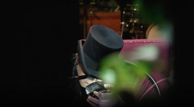 Mê cung tập 2: Anh Cảnh” Doãn Quốc Đam xuất hiện, vẽ mắt, đánh phấn rồi... tốc váy cô gái trẻ giữa đám đông-8