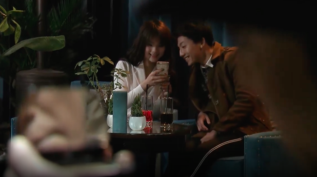 Mê cung tập 2: Anh Cảnh” Doãn Quốc Đam xuất hiện, vẽ mắt, đánh phấn rồi... tốc váy cô gái trẻ giữa đám đông-9