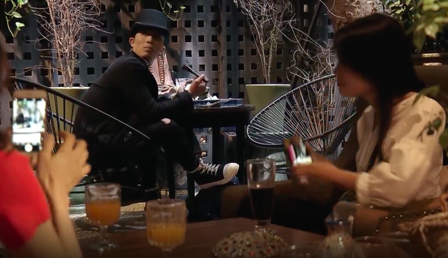 Mê cung tập 2: Anh Cảnh” Doãn Quốc Đam xuất hiện, vẽ mắt, đánh phấn rồi... tốc váy cô gái trẻ giữa đám đông-10