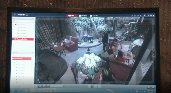 Mê cung tập 2: Anh Cảnh” Doãn Quốc Đam xuất hiện, vẽ mắt, đánh phấn rồi... tốc váy cô gái trẻ giữa đám đông-11