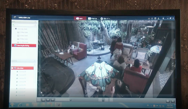 Mê cung tập 2: Anh Cảnh” Doãn Quốc Đam xuất hiện, vẽ mắt, đánh phấn rồi... tốc váy cô gái trẻ giữa đám đông-12