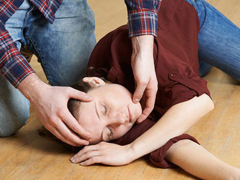 Thanh niên 27 tuổi đột quỵ trong phòng họp vì 3 thói xấu người Việt hay mắc-4