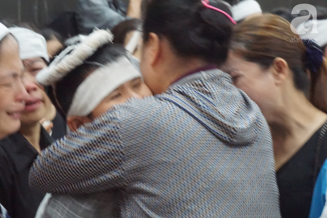 Con trai khóc ngất, mẹ già ngã quỵ bên linh cữu của nữ lao công bị ô tô điên tông chết ở Hà Nội khiến ai cũng xót xa-3