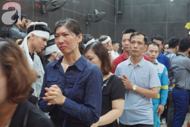 Con trai khóc ngất, mẹ già ngã quỵ bên linh cữu của nữ lao công bị ô tô điên tông chết ở Hà Nội khiến ai cũng xót xa-5