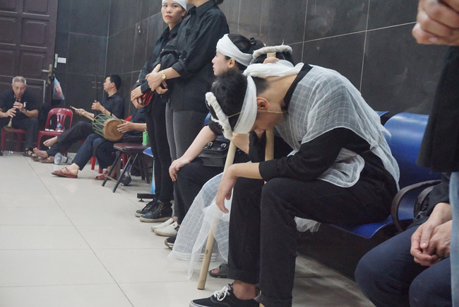 Con trai khóc ngất, mẹ già ngã quỵ bên linh cữu của nữ lao công bị ô tô điên tông chết ở Hà Nội khiến ai cũng xót xa-6