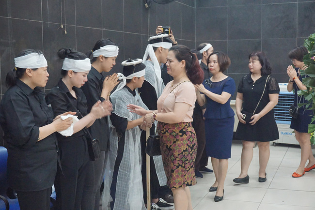 Con trai khóc ngất, mẹ già ngã quỵ bên linh cữu của nữ lao công bị ô tô điên tông chết ở Hà Nội khiến ai cũng xót xa-8