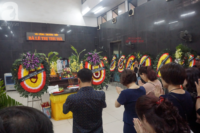 Con trai khóc ngất, mẹ già ngã quỵ bên linh cữu của nữ lao công bị ô tô điên tông chết ở Hà Nội khiến ai cũng xót xa-25