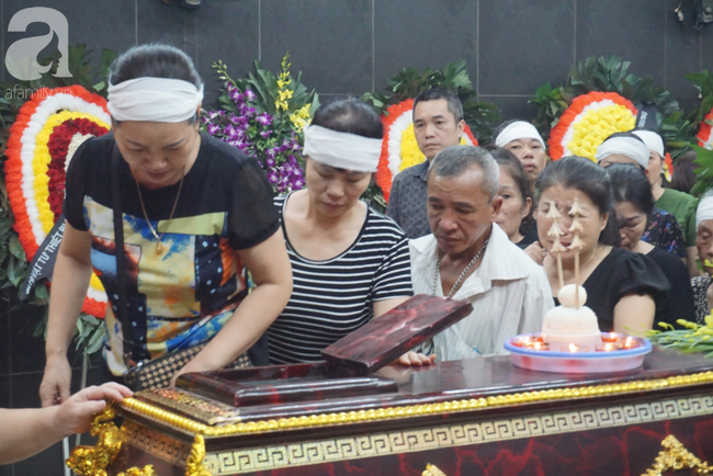 Con trai khóc ngất, mẹ già ngã quỵ bên linh cữu của nữ lao công bị ô tô điên tông chết ở Hà Nội khiến ai cũng xót xa-14
