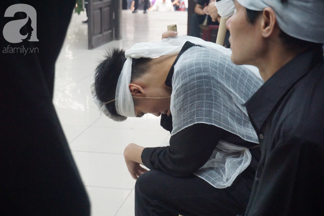 Con trai khóc ngất, mẹ già ngã quỵ bên linh cữu của nữ lao công bị ô tô điên tông chết ở Hà Nội khiến ai cũng xót xa-15