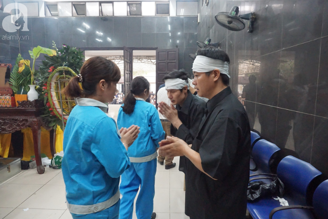 Con trai khóc ngất, mẹ già ngã quỵ bên linh cữu của nữ lao công bị ô tô điên tông chết ở Hà Nội khiến ai cũng xót xa-16