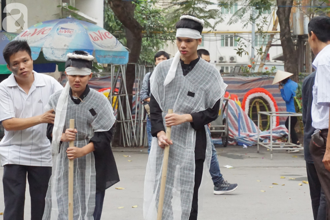 Con trai khóc ngất, mẹ già ngã quỵ bên linh cữu của nữ lao công bị ô tô điên tông chết ở Hà Nội khiến ai cũng xót xa-18