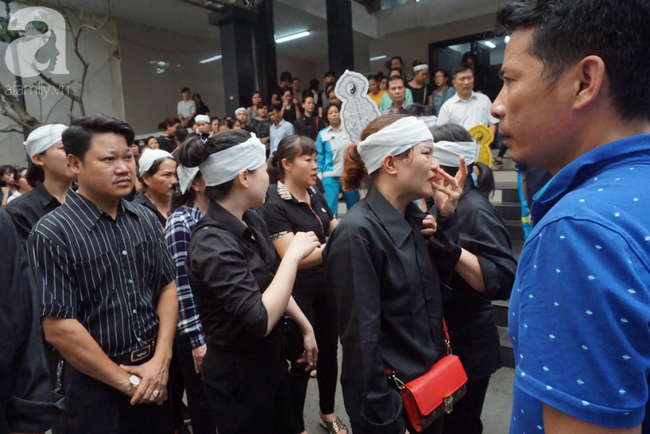 Con trai khóc ngất, mẹ già ngã quỵ bên linh cữu của nữ lao công bị ô tô điên tông chết ở Hà Nội khiến ai cũng xót xa-19