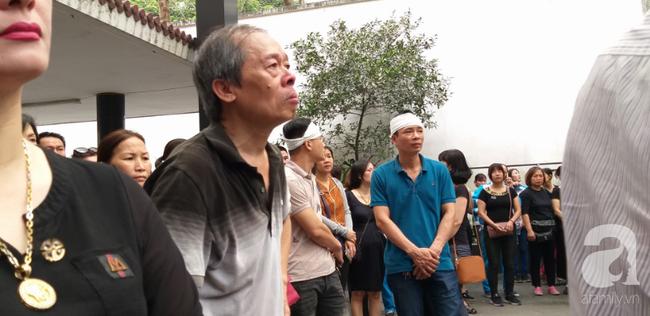 Con trai khóc ngất, mẹ già ngã quỵ bên linh cữu của nữ lao công bị ô tô điên tông chết ở Hà Nội khiến ai cũng xót xa-20