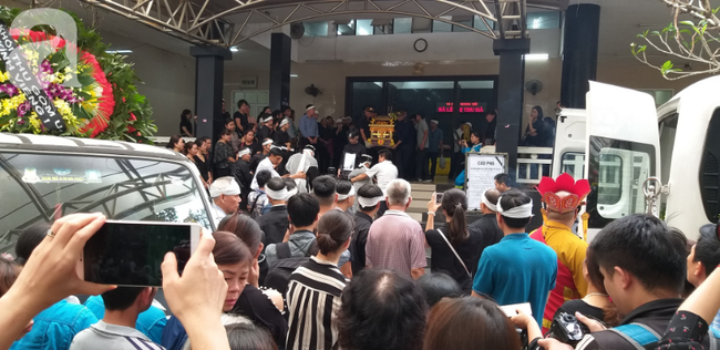 Con trai khóc ngất, mẹ già ngã quỵ bên linh cữu của nữ lao công bị ô tô điên tông chết ở Hà Nội khiến ai cũng xót xa-21