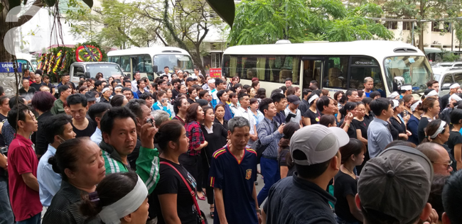 Con trai khóc ngất, mẹ già ngã quỵ bên linh cữu của nữ lao công bị ô tô điên tông chết ở Hà Nội khiến ai cũng xót xa-23