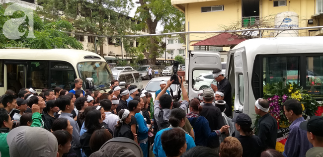 Con trai khóc ngất, mẹ già ngã quỵ bên linh cữu của nữ lao công bị ô tô điên tông chết ở Hà Nội khiến ai cũng xót xa-24